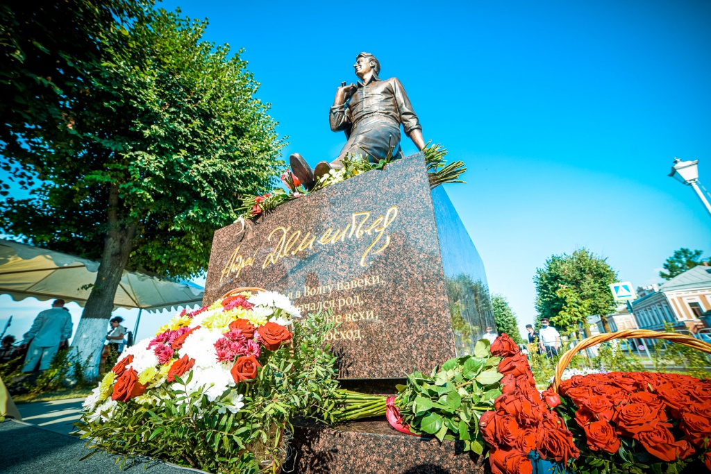 В Твери открыли памятник Андрею Дементьеву 