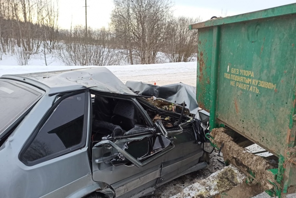 В Тверской области автомобиль столкнулся с трактором. Пострадали трое