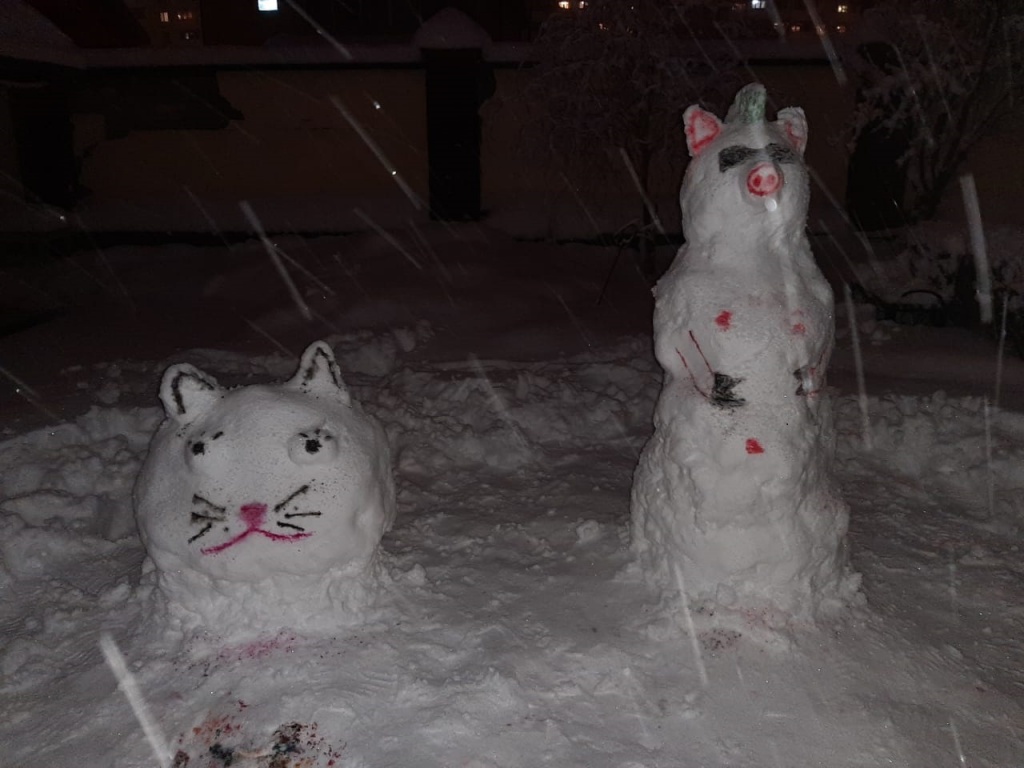 Кот и свинья - плоды творчества тверских лепильщиков снеговиков
