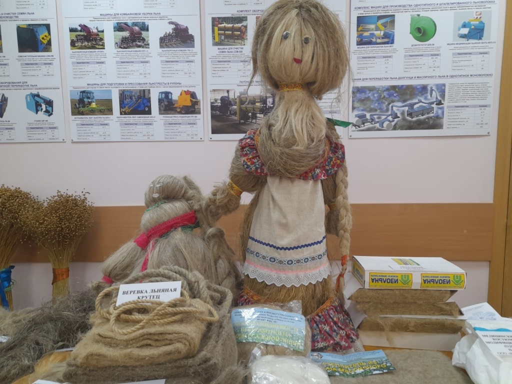В Твери в научном центре лубяных культур проходит выставка изделий, изготовленных из льна и конопли 