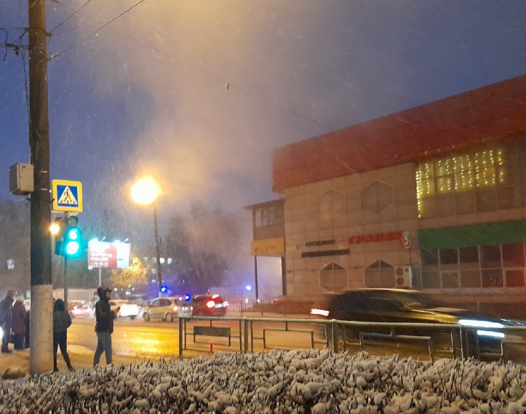 В Твери на улице Орджоникидзе сгорел магазин "Пятёрочка"