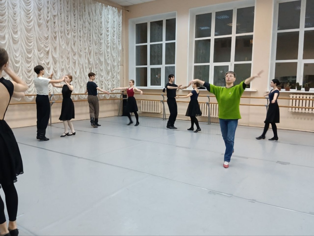 Мария Львовна Андросова с учениками в зале