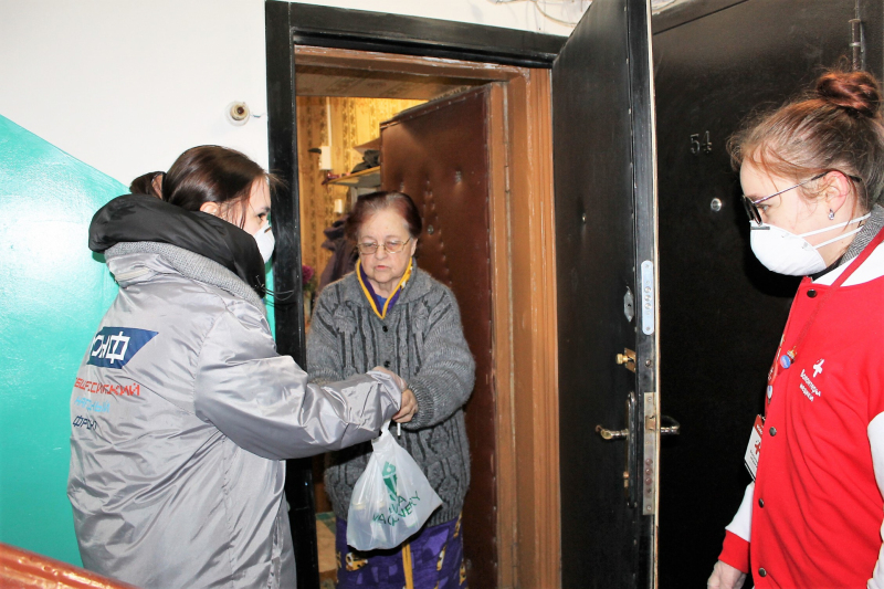 Тверские волонтеры помогают оставаться дома нуждающимся в помощи