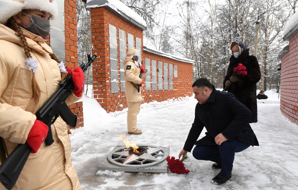Губернатор Тверской области возложил цветы в Торжке на «Аллее Славы»