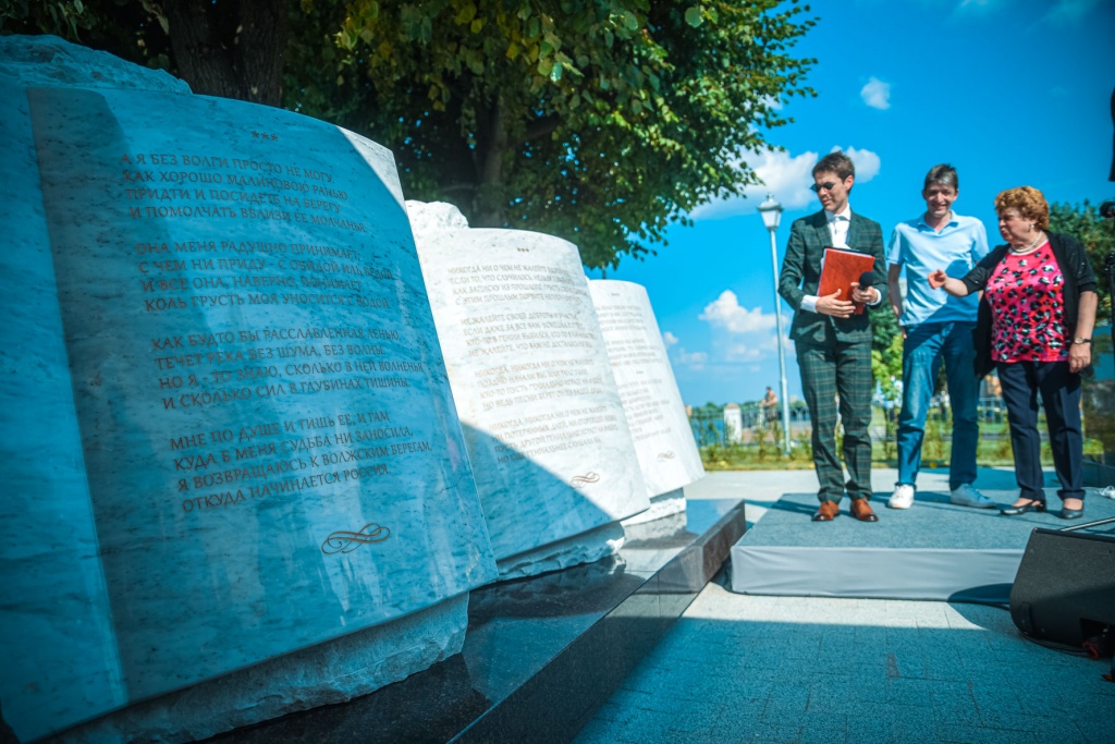 В Твери открыли памятник Андрею Дементьеву 