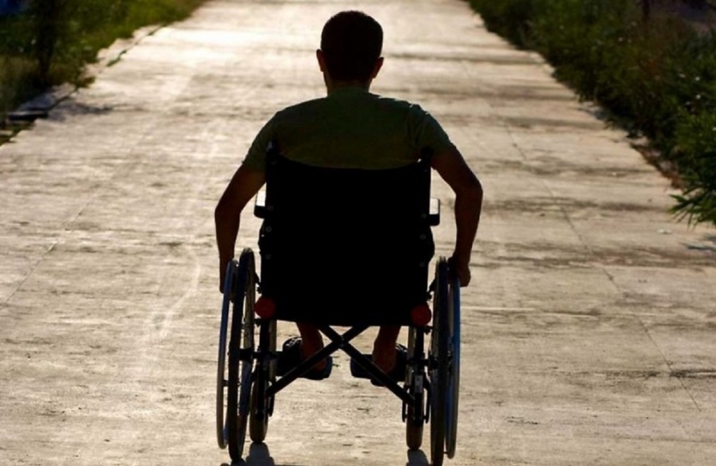 В Твери найденному на дороге мальчику-инвалиду помогут региональные министерства
