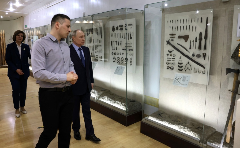 Президент России Владимир Путин вчера посетил Торжок