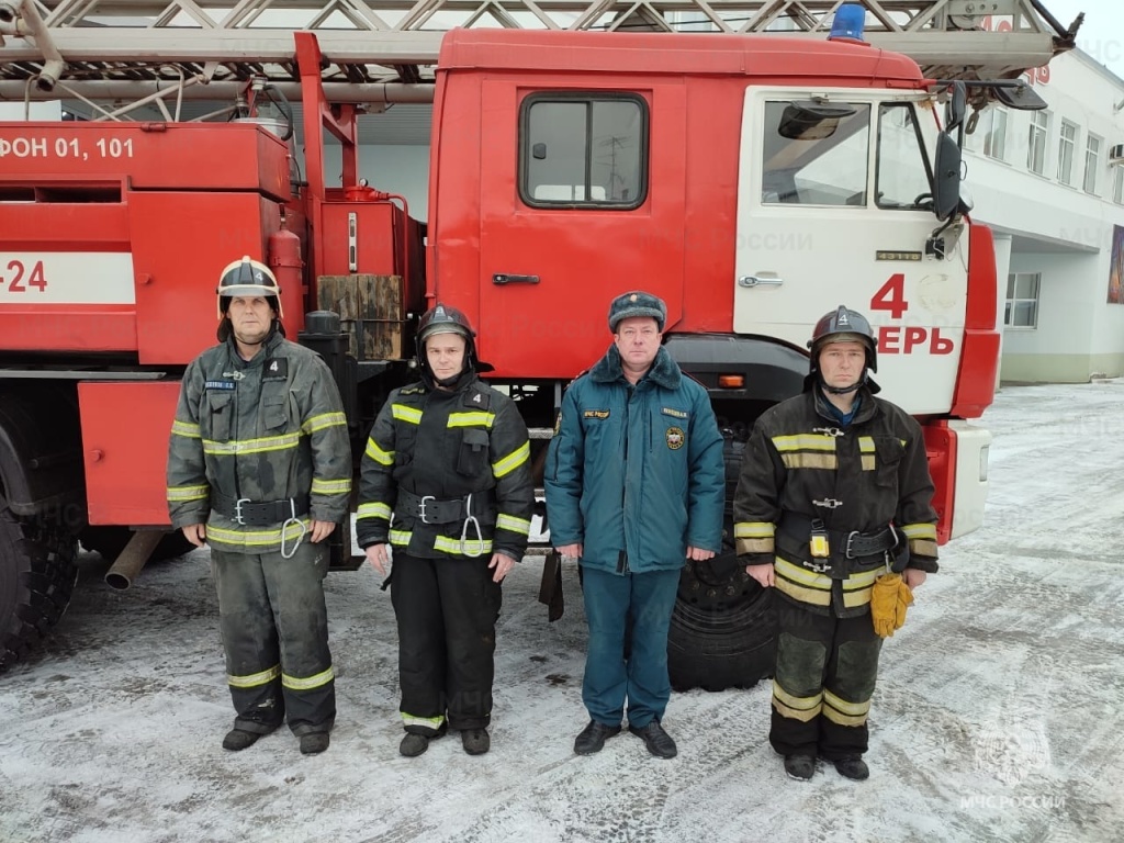 В Твери пожарные спасли из пожара трех человек