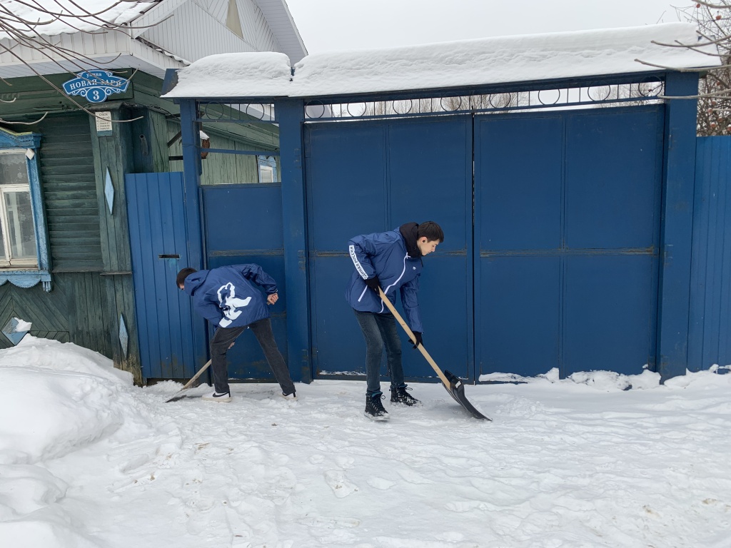 Тверские волонтеры убрали снежные завалы у дома фронтовика