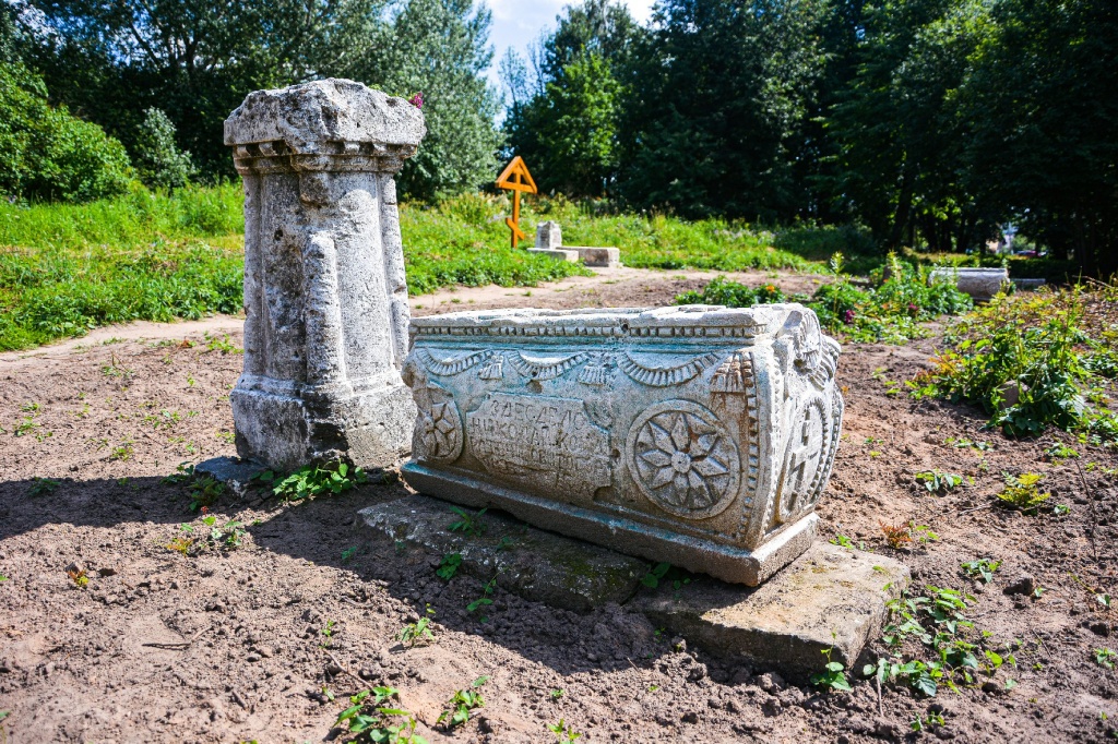В Твери добровольцы восстановили часть Волынского кладбища