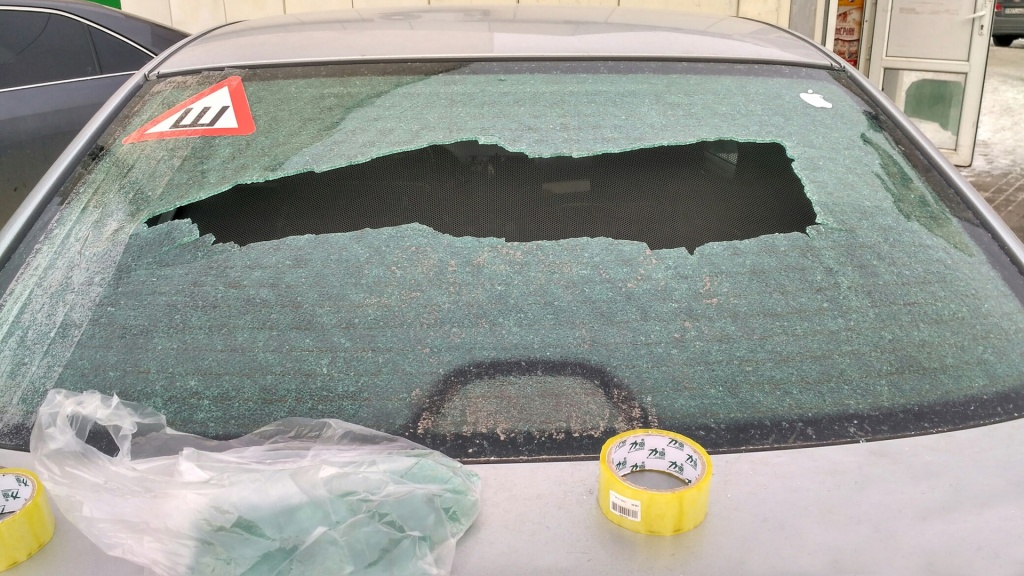 В Твери ребенок разбил стекло у припаркованного автомобиля – за выходку заплатит отец