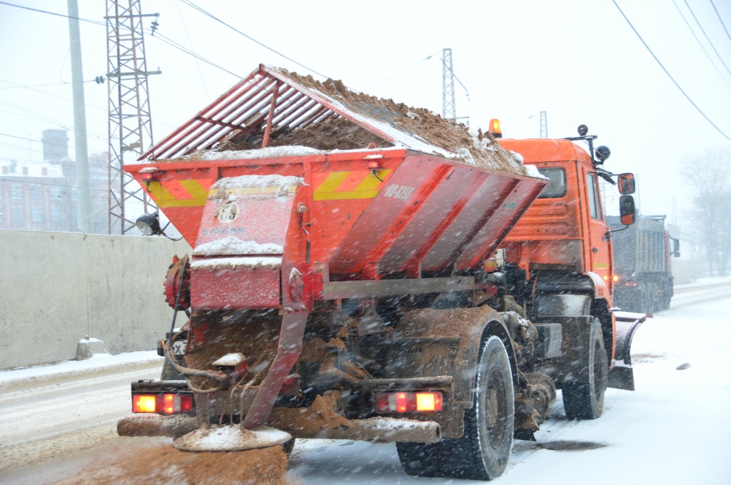 В Твери МУП «ЖЭК» день и ночь трудится, расчищая снежные завалы