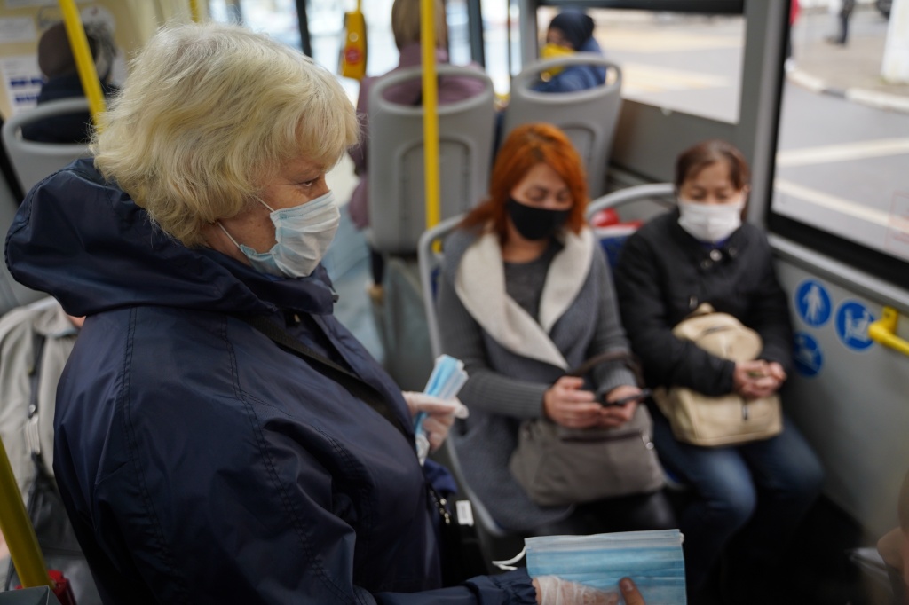В Твери и Калининском районе в синих автобусах дарят маски