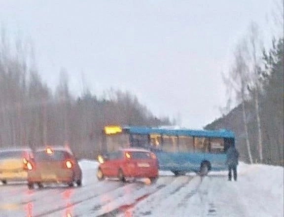 В Калининском районе рейсовый автобус развернуло поперек мокрой и обледенелой дороги