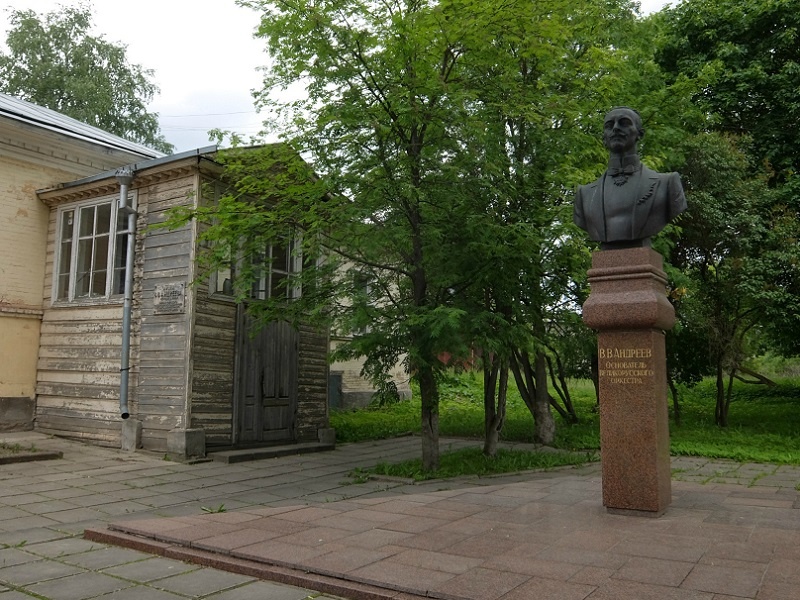 Памятник В. В. Андрееву в Бежецке
