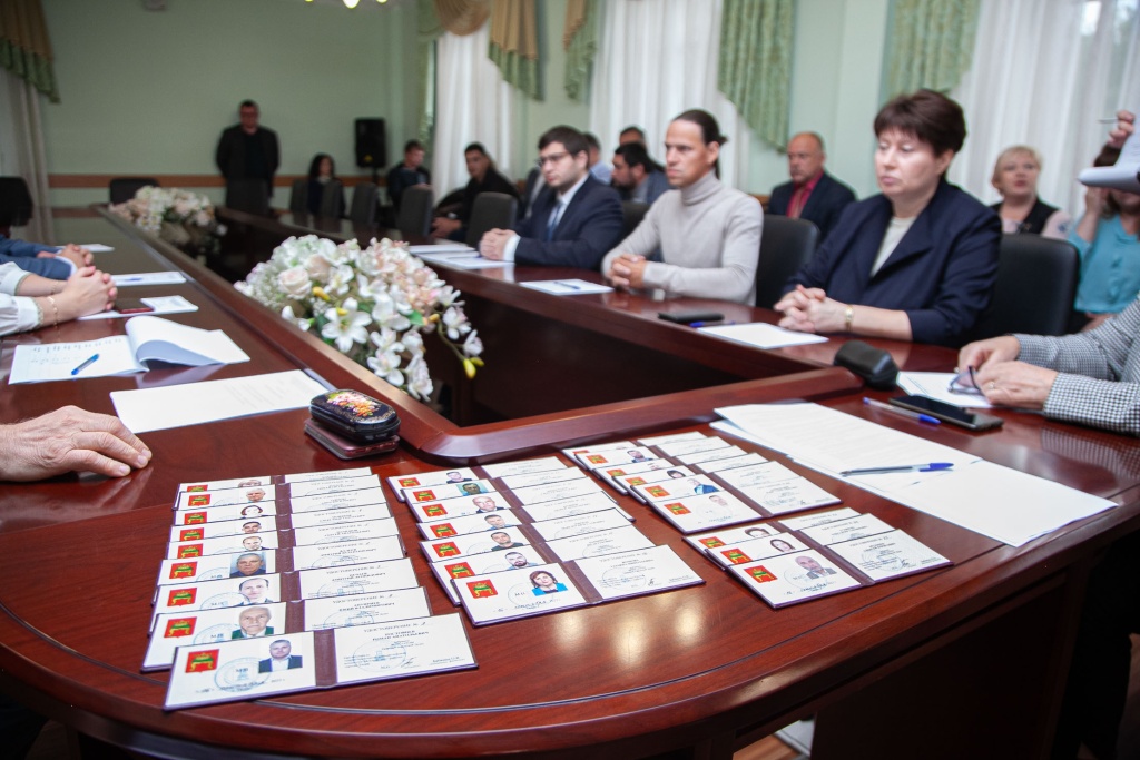В Твери избранным депутатам городской Думы вручили удостоверения