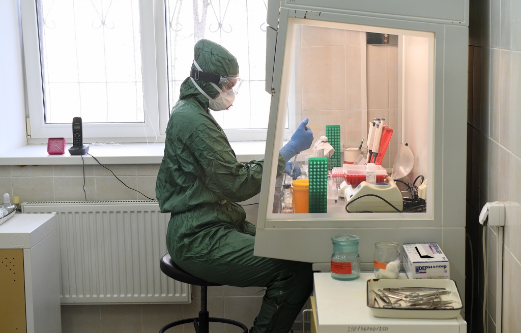За последние сутки в Верхневолжье изучили почти 1000 проб на коронавирус