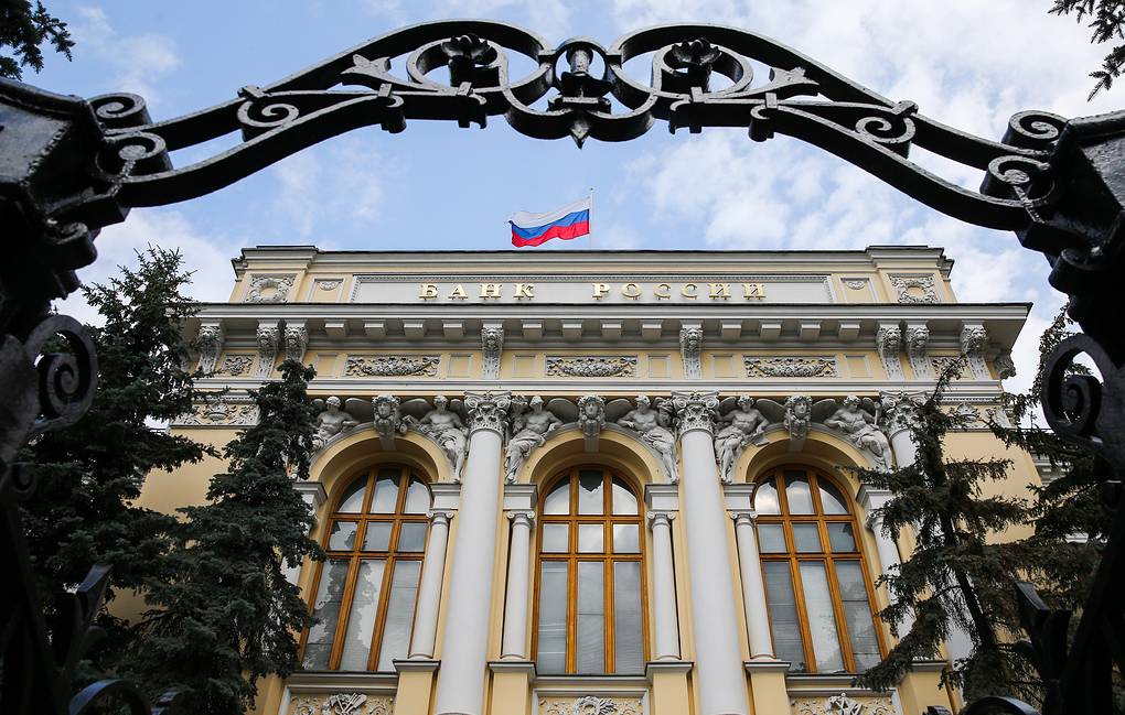 Банк России запретил работать с просроченными банковскими картами