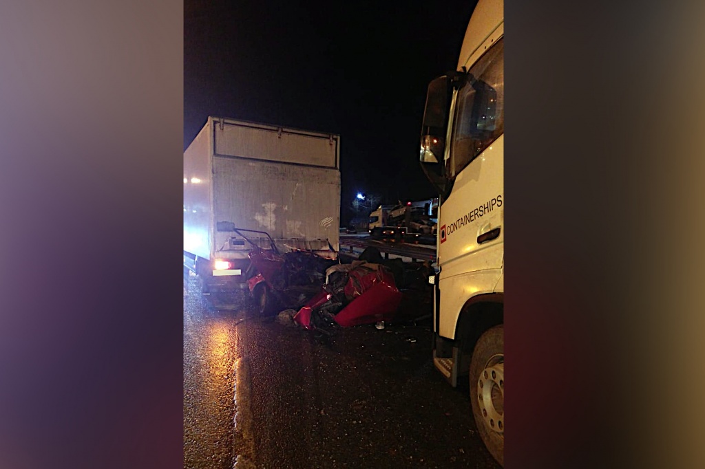 В Тверской области на трассе М-10 грузовик Volvo раздавил ВАЗ-2107. Водитель семёрки погиб