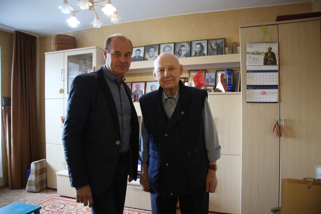 В Твери поздравления с 97-летием принимает ветеран Иван Афанасьев