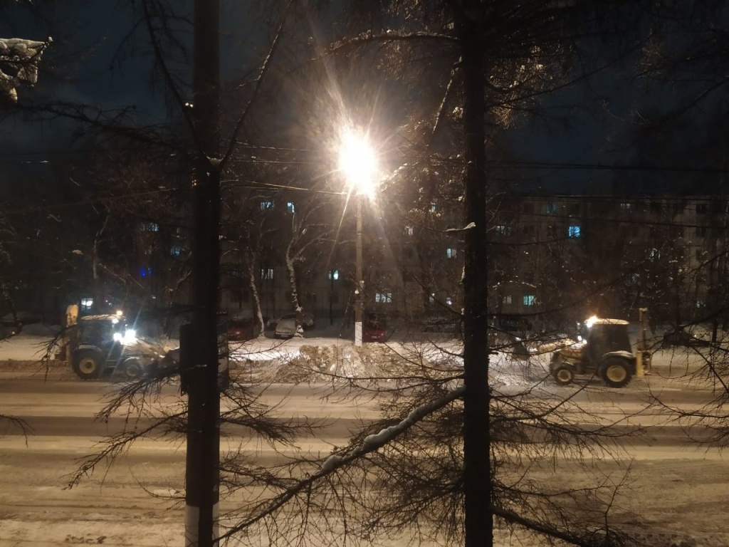 В Твери с улиц ловко и оперативно вывозят тонны снега