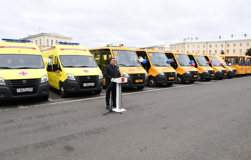 Районам Тверской области передали 64 школьных автобуса и 22 машины СМП