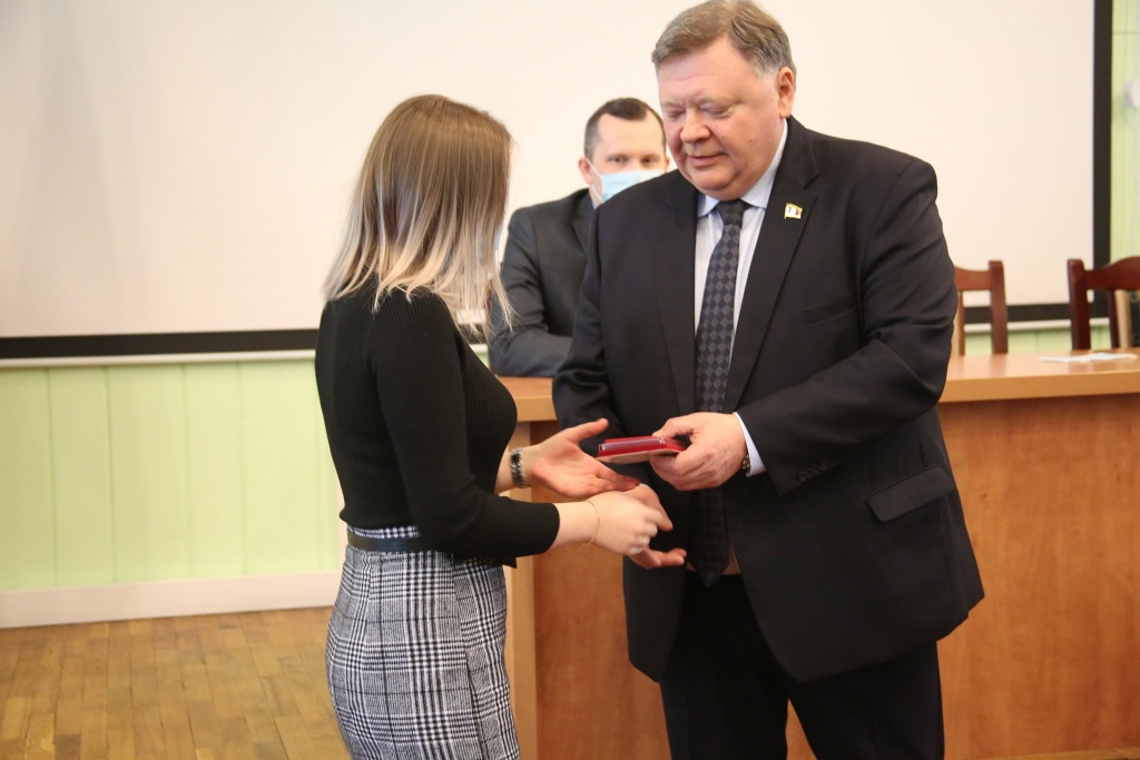 Евгений Пичуев вручил студентам-медикам медали за борьбу с коронавирусом