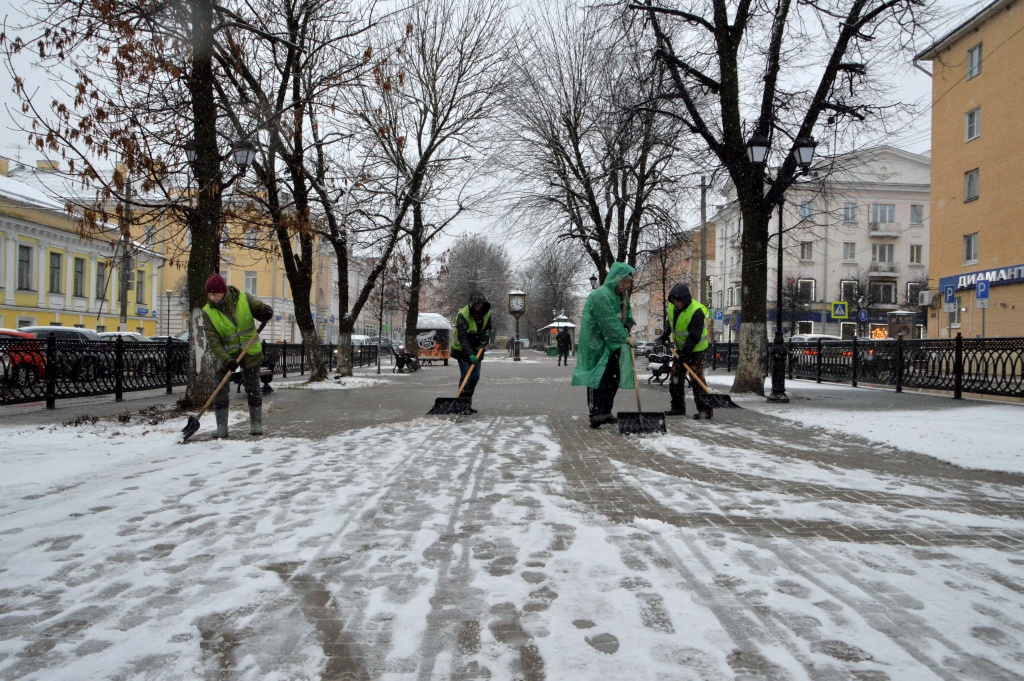 В Твери «Чистики» и КДМ бросили на борьбу с последствиями снегопада
