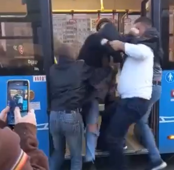 В Твери двое автобусных дебоширов напали на водителя и старушку