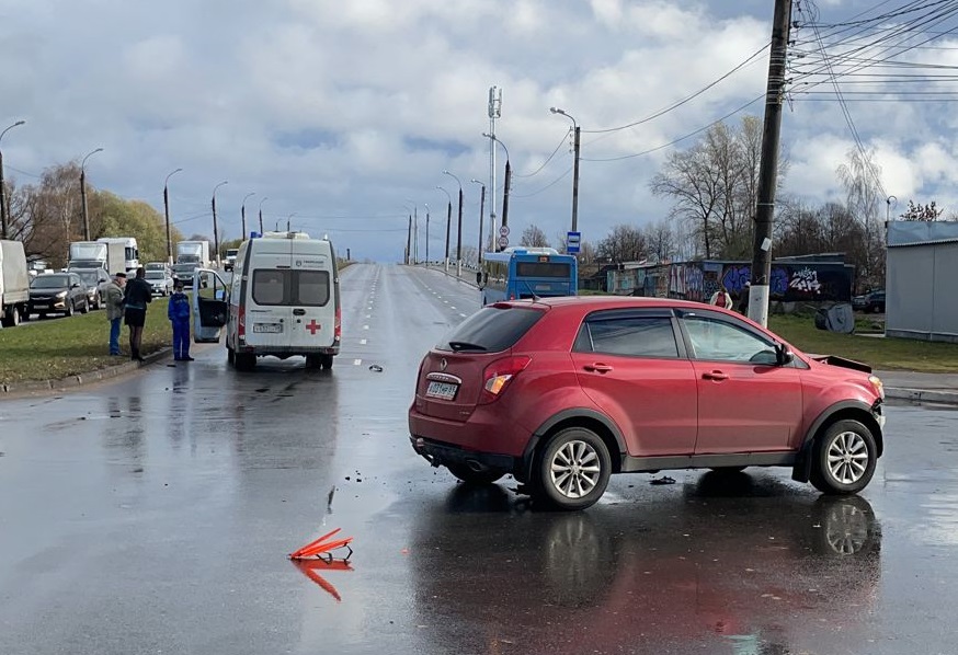 В Твери на улице Красина скорая помощь попала в ДТП