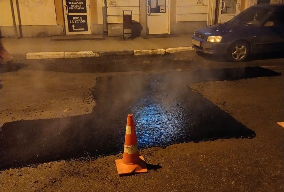 В Твери мелкие ямы на дорогах заливают литым асфальтобетоном
