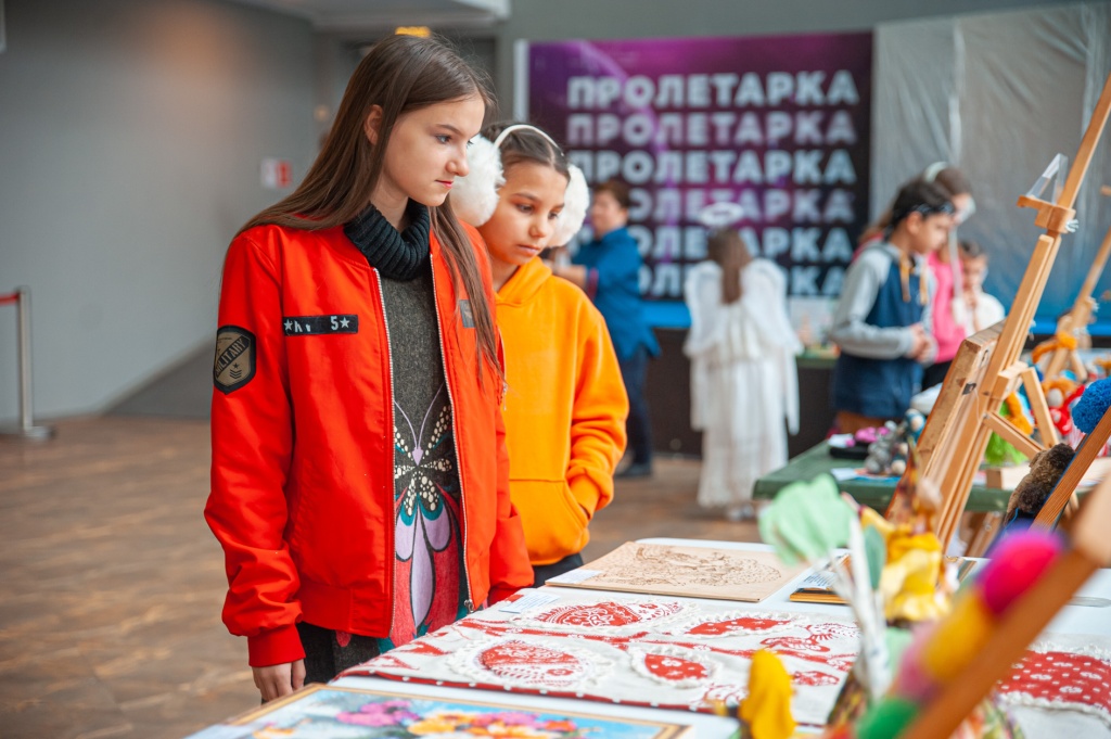 В Твери в ДК «Пролетарка» прошёл инклюзивный фестиваль «Клюзик собирает друзей»
