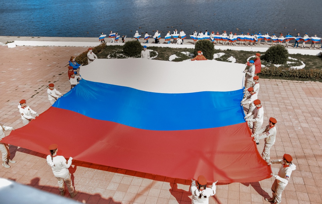 В Тверском горсаду юнармейцы развернули 12-метровый флаг России