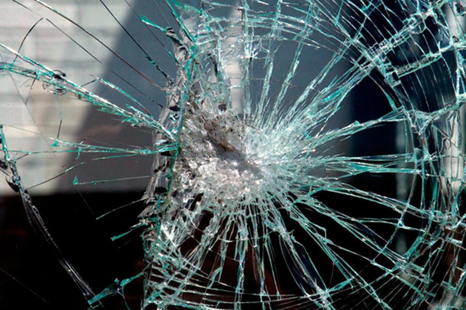 В Твери за драку с подростками и разбитое стекло автобуса осудили двух хулиганов