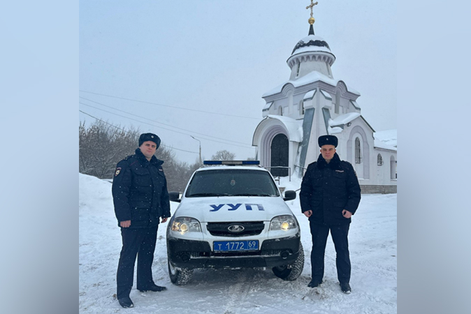 Жительница Твери поблагодарила участковых – лейтенантов полиции Абрамова и Арутюняна