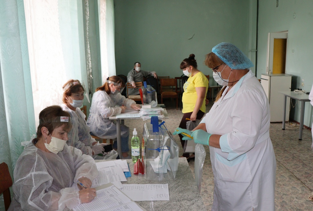 В районах Тверской области медики голосуют на рабочем месте