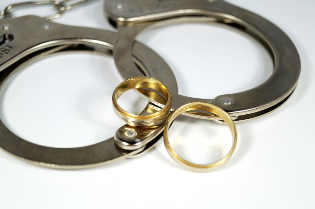 Во Ржеве гость украл кольца и серьги. Теперь ему «светит» до 5 лет лишения свободы