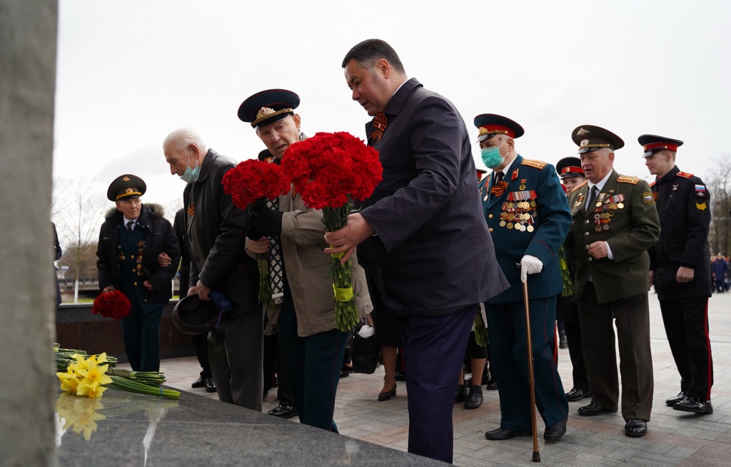 В Твери Игорь Руденя возложил цветы к Обелиску Победы