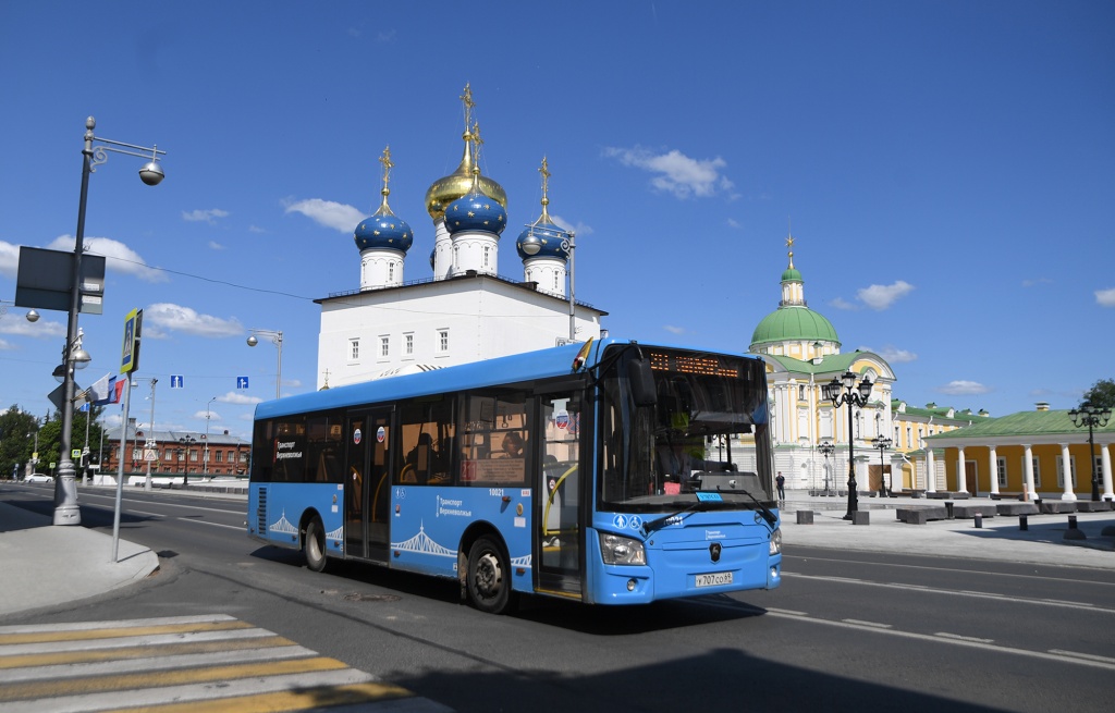 В Твери пассажиры синих автобусов в 91,3% случаев оплачивают проезд безналом