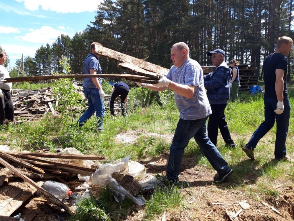 В Тверской области чиновники и студенты убрали мусор на Селигере