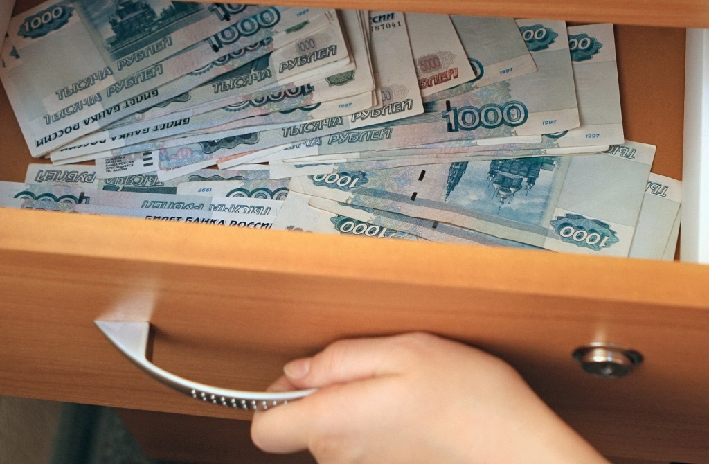 В Твери мужчина пришел в гости и украл у хозяйки дома 57 тыс. рублей