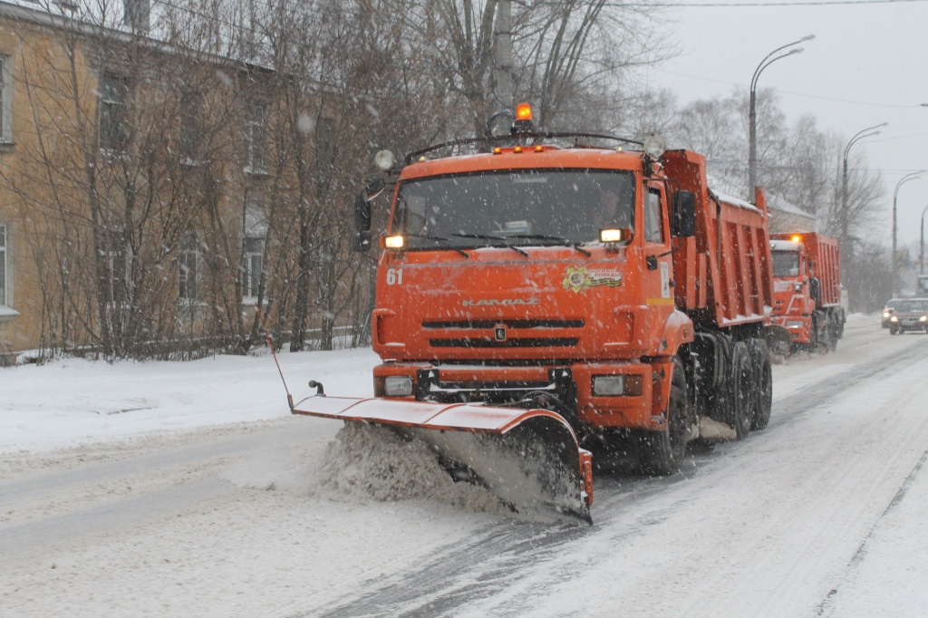 В Твери более 20 машин очищают от снега улицы, перекрестки и магистрали