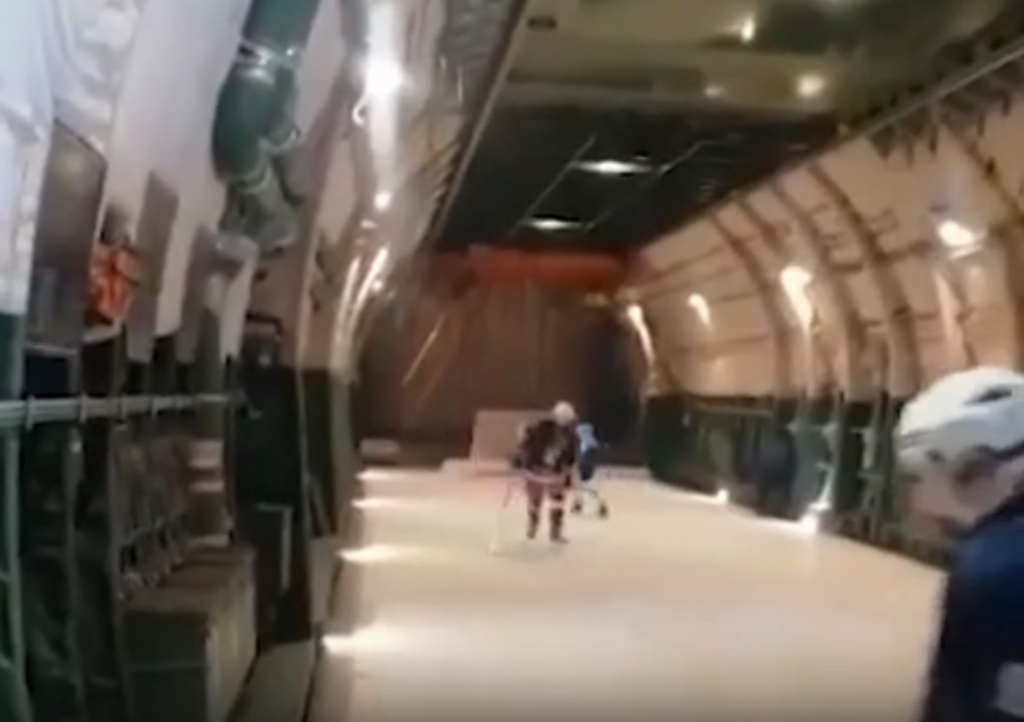 В Твери на борту военного самолета АН-124 «Руслан» сыграли в хоккей