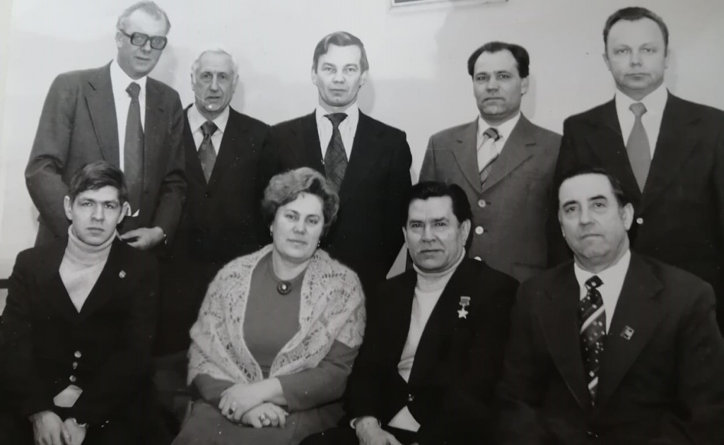 Анатолий Голик (крайний слева в верхнем ряду) и Лидия Строганова (вторая слева в нижнем ряду)