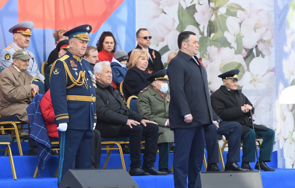 В Твери на военном параде в честь Дня Победы чеканили шаг 1400 человек 