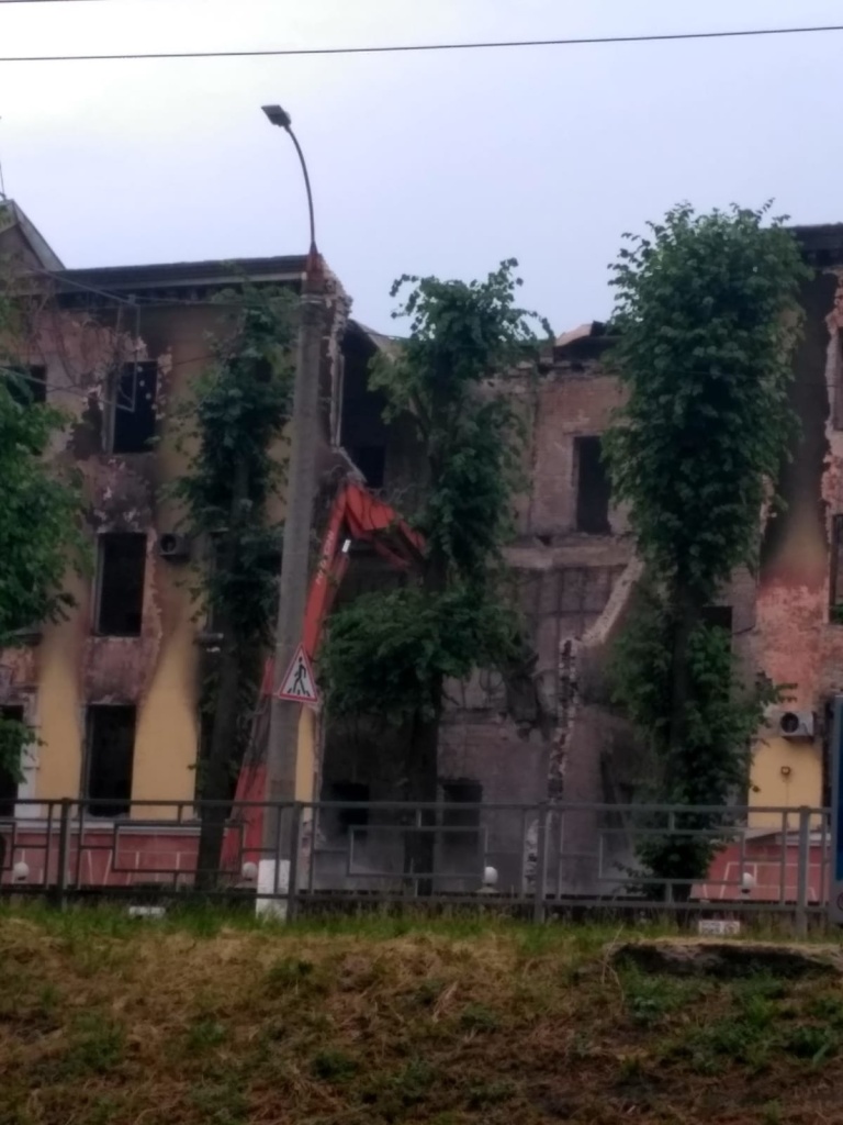 В Твери начали сносить сгоревшее в апреле здание ЦНИИ ВКО