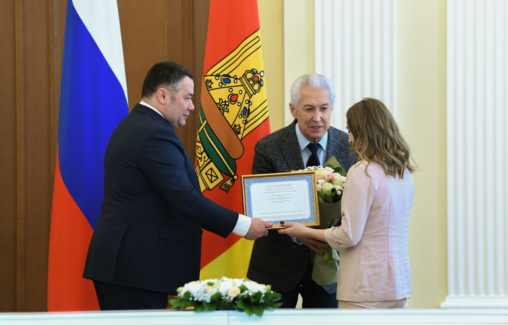 В Твери 19 молодых семей получили жилищные сертификаты из рук губернатора и депутата Госдумы Васильева