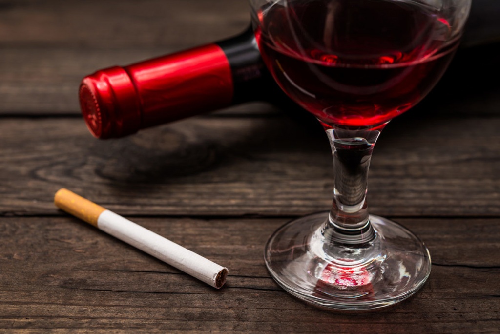 Алкоголь и табак дарят 6% россиян