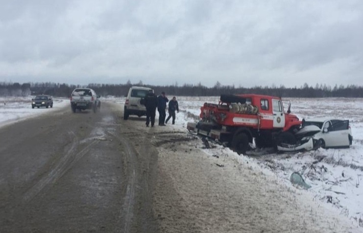 В Тверской области легковушка врезалась в машину пожарных
