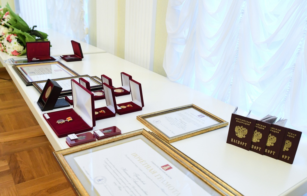 В Тверской области накануне Дня народного единства вручили награды и паспорта 